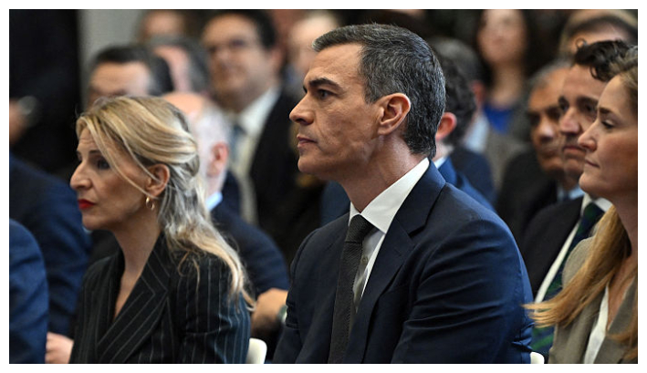 El presidente del Gobierno español, Pedro Sánchez, se sienta junto a la vicepresidenta del Gobierno y ministra de Trabajo y Economía Social, Yolanda Díaz, antes de pronunciar un discurso público en el Palacio de La Moncloa, en Madrid, el 3 de abril de 2025. (Javier Soriano/AFP vía Getty Images)