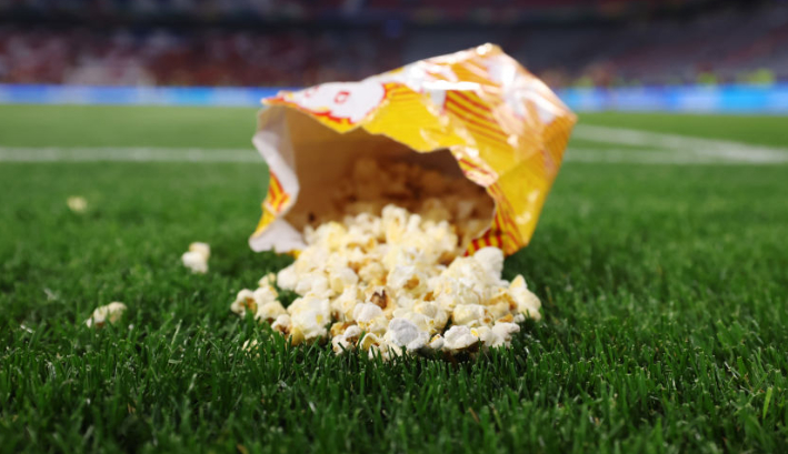 Detalle de una bolsa de palomitas en el campo tras el pitido final del partido de semifinales de la UEFA EURO 2024 entre España y Francia en el Munich Football Arena el 9 de julio de 2024 en Múnich, Alemania. (Alex Grimm/Getty Images)