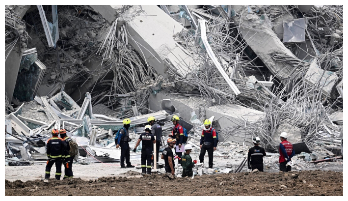 Un día después de que un terremoto sacudiera el centro de Birmania y Tailandia, los equipos de rescate inspeccionan los restos de un edificio derrumbado en Bangkok, el 29 de marzo de 2025.  (Lillian Suwanrumpha/AFP vía Getty Images)
