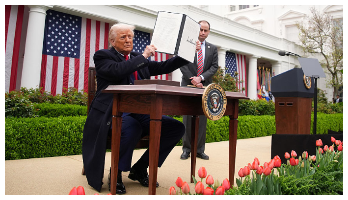 El presidente Donald Trump sostiene una orden ejecutiva firmada sobre aranceles recíprocos durante un evento en el Jardín de Rosas de la Casa Blanca el 2 de abril de 2025. (Saul Loeb/AFP vía Getty Images)