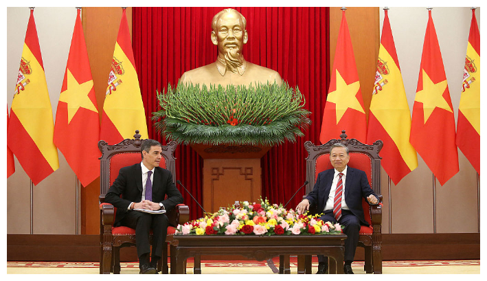 El presidente de Vietnam y secretario general del Partido Comunista de Vietnam, To Lam (centro, der.), se reúne con el primer ministro español, Pedro Sánchez (centro, izq.), en la sede del Comité Central del Partido en Hanói, el 9 de abril de 2025. (Luong Thai Linh / POOL / AFP vía Getty Images)