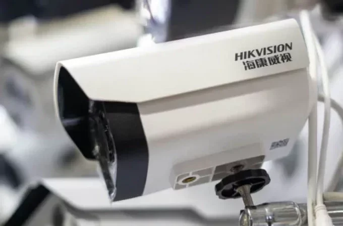 Fotografía de cámaras Hikvision en un centro comercial de Pekín, el 24 de mayo de 2019 (Fred Dufour/AFP vía Getty Images)


