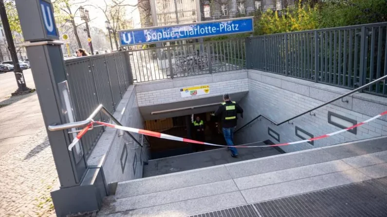 El ataque mortal con arma blanca tuvo lugar en la estación de metro berlinesa de Sophie-Charlotte-Platz. Foto: Fabian Sommer/dpa
