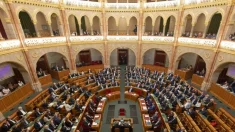 Hungría lo consagra en su Constitución: una persona es hombre o mujer