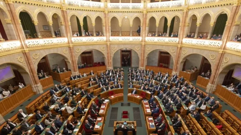 
El Parlamento húngaro ha modificado por decimoquinta vez la Constitución vigente desde 2011 y ha consagrado en ella la existencia exclusiva de dos sexos: hombre y mujer.
Foto: Attila Volgyi/XinHua/dpa
