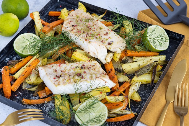 Comida a base de pescado y verduras (Imagen de eatde en Pixabay)