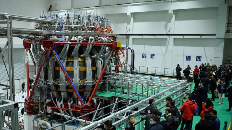 El dispositivo de fusión nuclear HL-2M de China, conocido como el "sol artificial" de próxima generación, se exhibe en un laboratorio de investigación en Chengdu, provincia oriental china de Sichuan, el 4 de diciembre de 2020. (STR/AFP vía Getty Images).