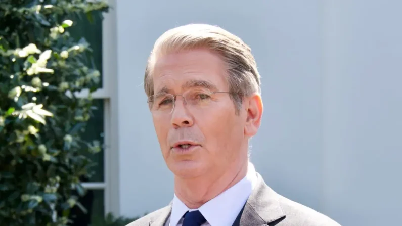 El secretario del Tesoro, Scott Bessent, habla con los periodistas frente a la Casa Blanca el 9 de abril de 2025. (Travis Gillmore/The Epoch Times).

