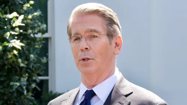 El secretario del Tesoro, Scott Bessent, habla con los periodistas frente a la Casa Blanca el 9 de abril de 2025. (Travis Gillmore/The Epoch Times).

