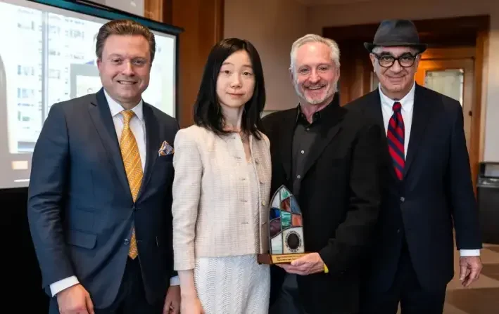 El editor Senior de The Epoch Times, Jan Jekielek (izq.), y los periodistas Eva Fu (segunda izq.) y Dan Berger (der.) posan con Brad Pomerance (segundo der.), coordinador de premios del Consejo de Comunicadores Religiosos, en el banquete de los Premios Wilbur 2025, en Salt Lake City, el 25 de abril de 2025. (Madalina Vasiliu/The Epoch Times)
