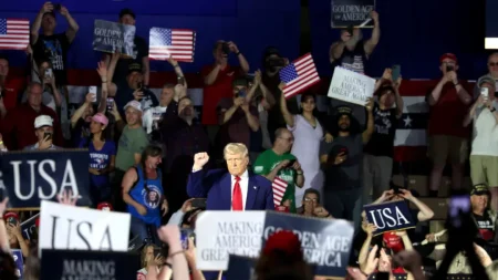 Trump celebra sus primeros 100 días de gobierno con trabajadores automotrices de Michigan