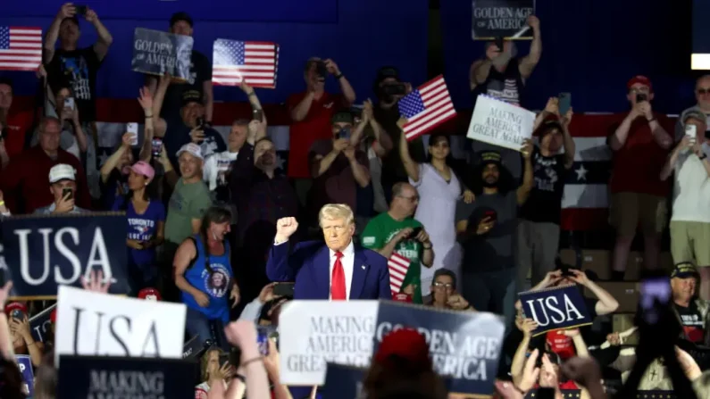 El presidente Donald Trump habla durante un mitin en Macomb Community College en Warren, Michigan, el 29 de abril de 2025. (Scott Olson/Getty Images)

