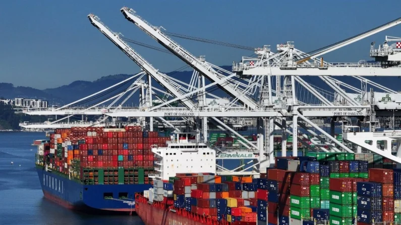 Grúas de envío de un fabricante chino en el puerto de Oakland, California, el 8 de marzo de 2024. Justin Sullivan/Getty Images
