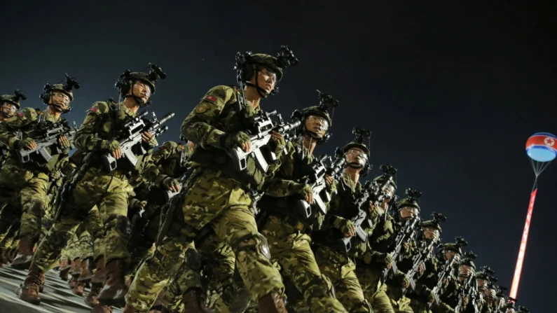 Soldados participan en un desfile militar para conmemorar el 70.º aniversario del armisticio de la Guerra de Corea en Pyongyang, Corea del Norte, el 27 de julio de 2023. KCNA vía Reuters.

