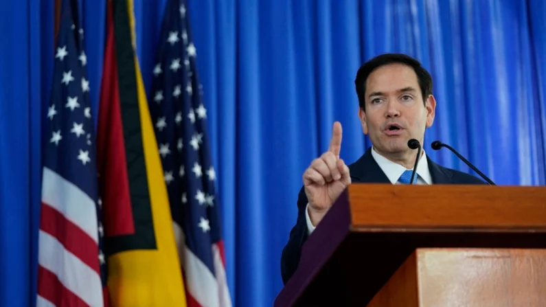 El secretario de Estado Marco Rubio habla durante una conferencia de prensa con el presidente guyanés Irfaan Ali (no aparece en la foto), en Georgetown, Guyana, el 27 de marzo de 2025. Nathan Howard/AFP a través de Getty Images
