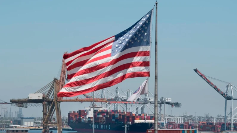 La bandera de EE. UU. ondea sobre un buque portacontenedores que descarga su carga procedente de Asia, en el puerto de Long Beach, California, el 1 de agosto de 2019. Mark Ralston/AFP a través de Getty Images
