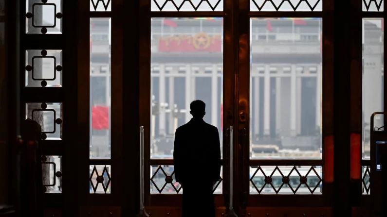 Un guardia de seguridad permanece en su puesto durante la sesión inaugural de la Asamblea Popular Nacional (APN) en el Gran Palacio del Pueblo de Pekín el 5 de marzo de 2024. (Foto de Wang Zhao/AFP vía Getty Images)