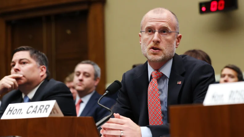 El comisionado de la Comisión Federal de Comunicaciones, Brendan Carr, testifica ante el Subcomité de Comunicaciones y Tecnología del Comité de Energía y Comercio de la Cámara de Representantes en el edificio Rayburn House Office Building, en Capitol Hill, Washington, el 5 de diciembre de 2019. Chip Somodevilla/Getty Images
