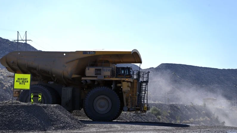 Camiones cargando mineral desde el tajo abierto de la mina de diamantes Jwaneng en Botswana el 11 de mayo de 2023. (Monirul Bhuiyan/AFP vía Getty Images)