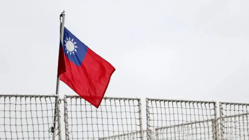 Una bandera taiwanesa en un puerto de la ciudad norteña de Keelung, Taiwán, el 1 de abril de 2025. (I-Hwa Cheng/AFP vía Getty Images)


