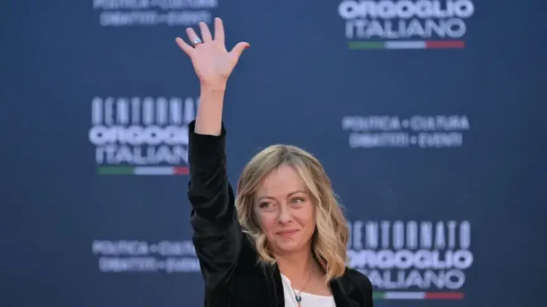 La primera ministra italiana, Giorgia Meloni, saluda a sus simpatizantes a su llegada al mitin político de Atreju, organizado por los jóvenes militantes del partido de derecha italiano Hermanos de Italia (Fratelli d'Italia), el 16 de diciembre de 2023 en el Castillo de Sant'Angelo, Roma. (Andreas Solaro/AFP vía Getty Images)

