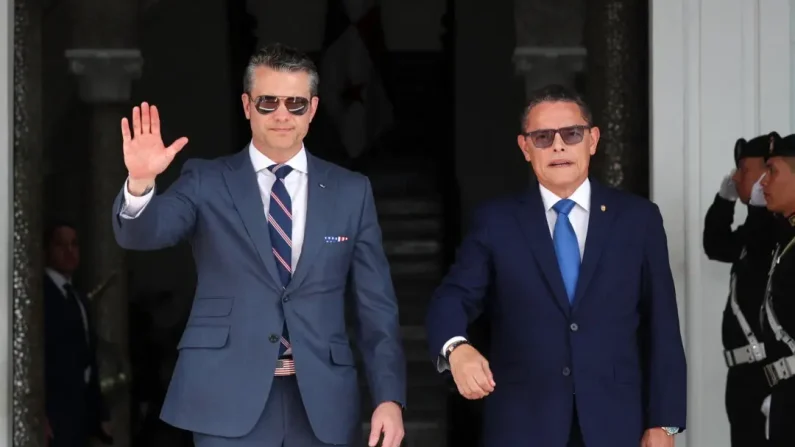 El secretario de Defensa de EE. UU., Pete Hegseth (izq.), saluda junto al ministro de Seguridad de Panamá, Frank Abrego, a su llegada al palacio presidencial de Las Garzas en la Ciudad de Panamá el 8 de abril de 2025. (Franco Brana/AFP vía Getty Images)


