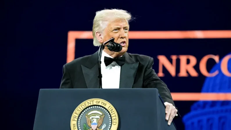 El presidente Donald Trump habla en la «Cena del Presidente» del Comité Nacional Republicano del Congreso (NRCC) en el Museo Nacional de la Construcción de Washington, DC, el 8 de abril de 2025. (SAUL LOEB/AFP a través de Getty Images)