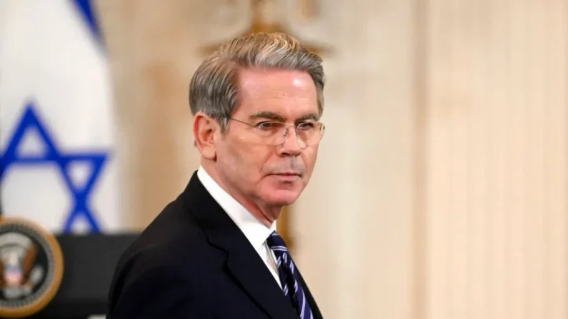 El ministro de Hacienda Scott Bessent se reúne el 4 de febrero de 2025 con el presidente Donald Trump y el primer ministro israelí Benjamin Netanyahu en la East Room de la Casa Blanca para celebrar una conferencia de prensa. (Jim Watson/AFP a través de Getty Images)

