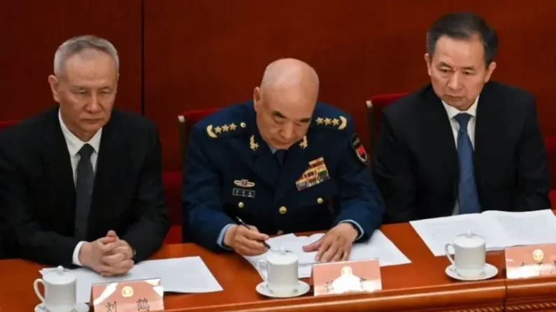 (De izquierda a derecha) El viceprimer ministro de China, Liu He; el vicepresidente de la Comisión Militar Central de China, Xu Qiliang; y el miembro del Buró Político del Comité Central del PCCh, Li Ganjie, asisten a la ceremonia de apertura de la Conferencia Consultiva Política del Pueblo Chino (CCPPCh) en el Gran Salón del Pueblo en Pekín, el 4 de marzo de 2023. (Noel Celis/AFP vía Getty Images)

