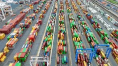 El transporte marítimo mundial pagará por cada tonelada de emisiones, según acuerdo de la ONU