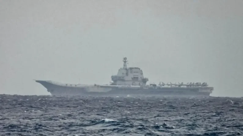 El portaaviones chino Shandong navega cerca de Taiwán, el 31 de marzo de 2025. (Ministerio de Defensa Nacional de Taiwán vía AP)


