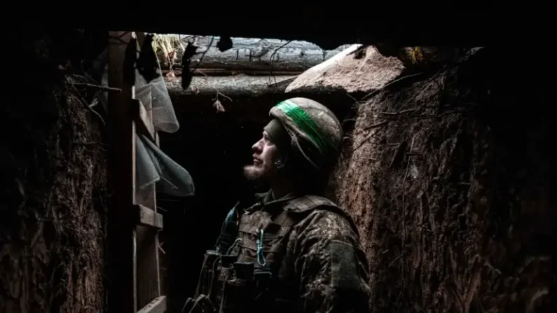 Un soldado de la 13ª Brigada Khartiia en una trinchera durante una tormenta de nieve en Kharkiv, Ucrania, el 6 de diciembre de 2024. (Nikoletta Stoyanova/Getty Images)