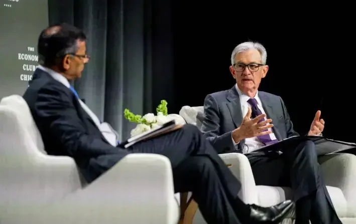 El presidente de la Reserva Federal, Jerome Powell, habla con Raghuram Rajan, profesor de finanzas en la Escuela Booth de la Universidad de Chicago, durante un evento del Club Económico de Chicago, en Chicago; el 16 de abril de 2025. (Vincent Alban/Getty Images)

