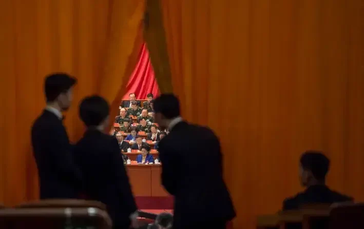 Guardias de seguridad chinos observan a delegados militares durante el discurso del líder chino Xi Jinping en el XIX Congreso del Partido Comunista, en Pekín, el 18 de octubre de 2017. (Fred Dufour/AFP vía Getty Images)

