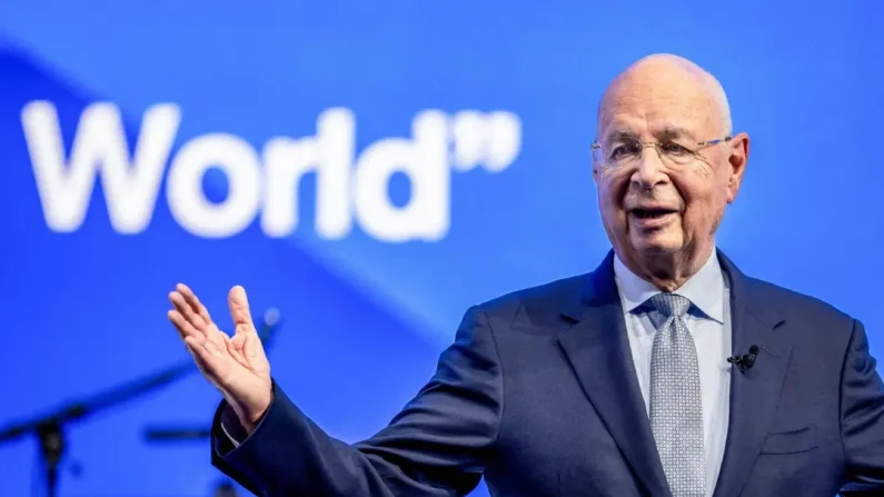 El fundador del Foro Económico Mundial, Klaus Schwab, pronuncia un discurso durante la ceremonia de entrega de los «Crystal Award» en la reunión anual de la organización en Davos, Suiza, el 16 de enero de 2023. (Fabrice Coffrini/AFP a través de Getty Images)
