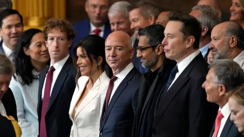 (De izquierda a derecha) El director ejecutivo de Meta, Mark Zuckerberg; Lauren Sánchez; el fundador de Amazon, Jeff Bezos; el director ejecutivo de Alphabet, Sundar Pichai, y el director ejecutivo de Tesla, Elon Musk, asisten a la ceremonia de investidura de Donald Trump como 47.º presidente de los Estados Unidos en la Rotonda del Capitolio, en Washington, el 20 de enero de 2025. (Julia Demaree Nikhinson/AFP).

