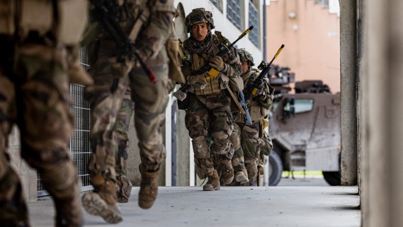 Soldados franceses participan en ejercicios de combate urbano durante una maniobra militar conjunta entre los ejércitos francés y británico, el 22 de abril de 2025. (SAMEER AL-DOUMY/AFP vía Getty Images)

