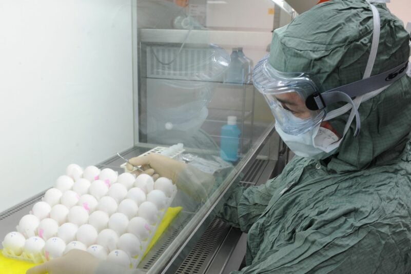 La UE reserva 27 millones de dosis de vacunas contra la gripe y concede autorización para «circunstancias excepcionales».
