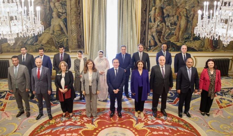 El ministro de Relaciones Exteriores, José Manuel Albares, se reúne el 28 de enero con el jefe de la misión de la Liga de los Estados Árabes en España, Malek Twal, quien también es el embajador de la Liga Árabe en el país, y embajadores árabes en España en la sede del Ministerio, el Palacio de Viana. (Foto compartida por La Moncloa)