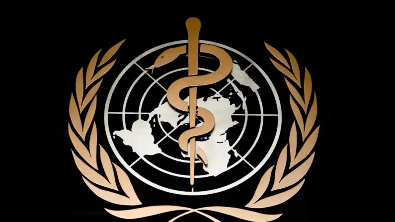 El logotipo de la Organización Mundial de la Salud (OMS) se ve en la entrada de su sede en Ginebra, Suiza, el 9 de marzo de 2020. (Fabrice Coffrini/AFP a través de Getty Images)