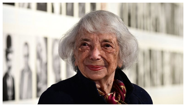 Margot Friedlaender, sobreviviente del Holocausto, posa para una foto tras la ceremonia de entrega del Premio Margot Friedlaender 2021, en honor a jóvenes comprometidos con la lucha contra el antisemitismo, celebrada en Berlín el 20 de septiembre de 2021. (Tobias Schwarz / POOL / AFP vía Getty Images)