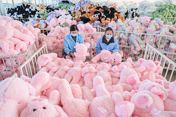 Empleados trabajan en una cadena de producción de ositos de peluche destinados a la exportación en una fábrica de juguetes en Lianyungang, China. Ilustración. (STR/AFP vía Getty Images)



