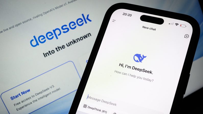 La página de búsqueda Deepseek aparece en un teléfono móvil frente a una pantalla de ordenador portátil que muestra la página de inicio de Deepseek, el 29 de enero de 2025 en Londres, Inglaterra. (Leon Neal/Getty Images)

