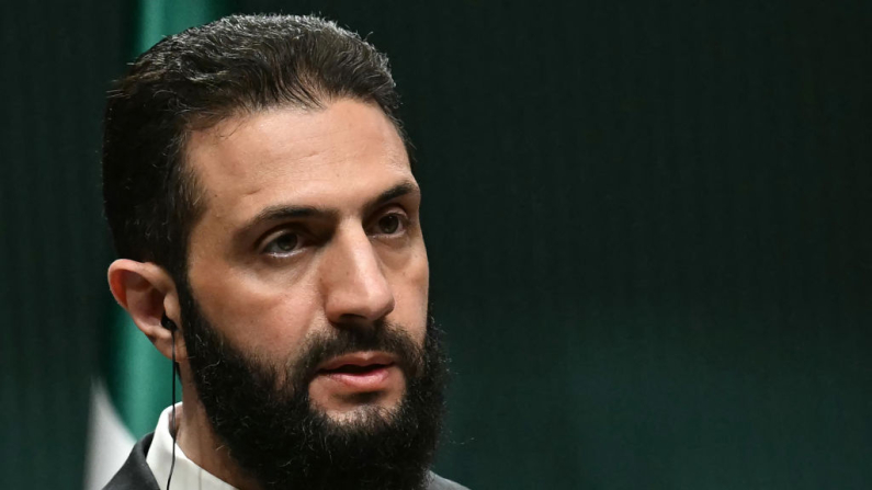 El presidente de Siria, Abu Muhammad al-Julani, el 4 de febrero de 2025 | Foto: OZAN KOSE/AFP vía Getty Images



