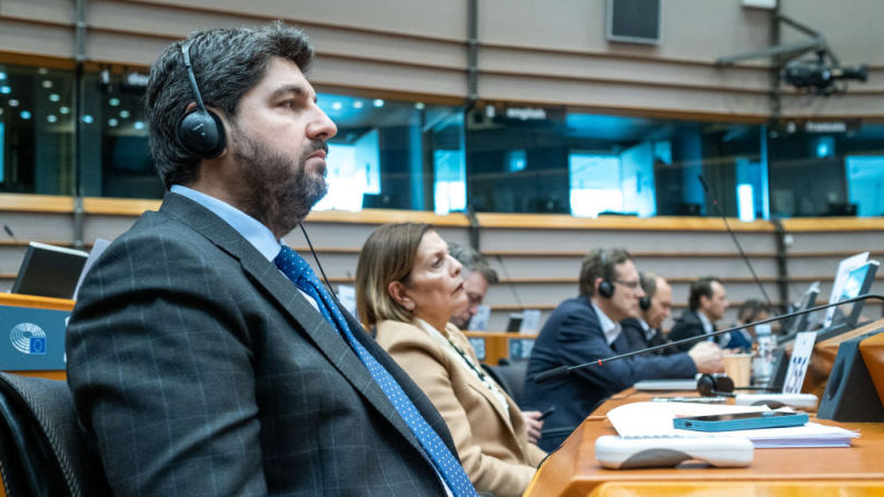 El presidente de la Región de Murcia, Fernando López Miras, durante la sesión plenaria del Comité Europeo de las Regiones (CDR) en el Parlamento Europeo, institución de la Unión Europea, en Bruselas, Bélgica, el 19 de febrero de 2025. (Martin Bertrand / Hans Lucas /AFP vía Getty Images)