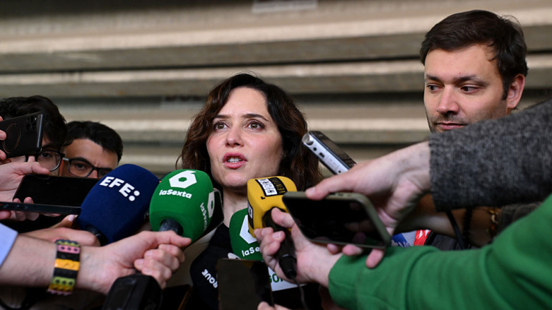 Isabel Díaz Ayuso, presidenta de la Comunidad de Madrid, habla con la prensa durante la ceremonia de colocación de la primera piedra de F1 Madrid el 25 de abril de 2025 en Madrid, España. (Denis Doyle/Getty Images)