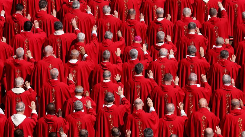 Cardenales asisten al funeral del papa Francisco en la plaza de San Pedro del Vaticano, el 26 de abril de 2025. (Dan Kitwood vía GettyImages)

