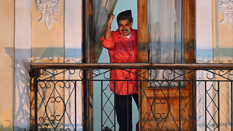 El líder venezolano, Nicolás Maduro, saluda  desde un balcón mientras celebra los resultados de las elecciones en la Plaza Bolívar de Caracas el 25 de mayo de 2025 tras las controvertidas elecciones regionales. (Federico Parra/ AFP vía Getty Images)