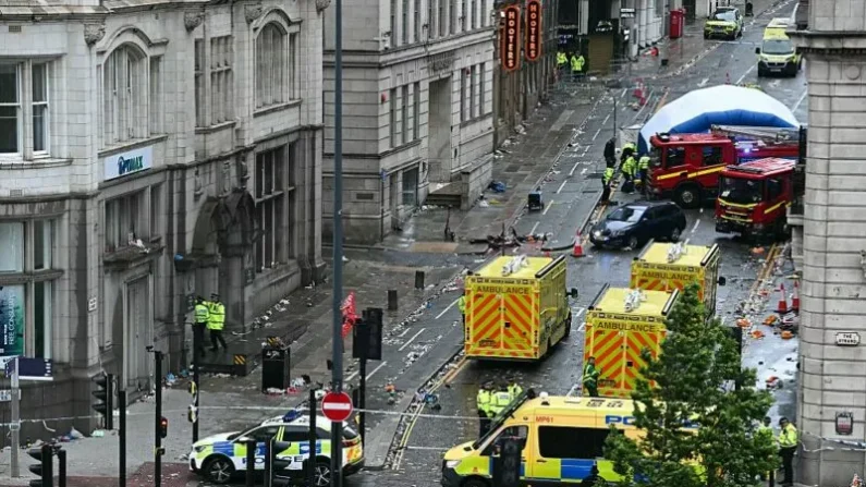 
Según ha informado la policía, el 26 de mayo, en Liverpool, al norte de Inglaterra, un coche chocó contra varios peatones durante el desfile de celebración del FC Liverpool por su victoria en la Premier League. Según la policía, un hombre ha sido detenido.
Foto: Paul Ellis/AFP vía Getty Images
