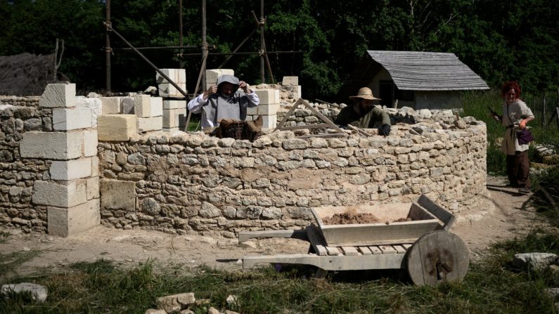 Construyen una «catedral» gótica con técnicas medievales cerca de Burdeos